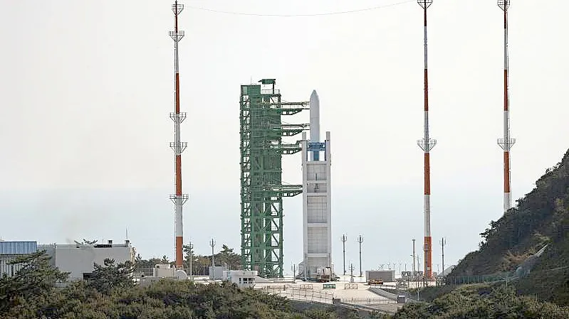 Eine Testversion von Südkoreas selbst entwickelter Weltraumrakete „Nuri“ steht auf der Startrampe im Naro Space Center, 473 Kilometer südlich von Seoul. Foto: Uncredited/KOREA POOL/dpa