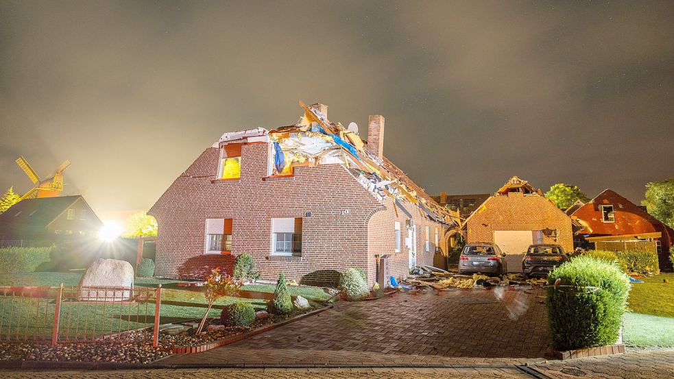 Ein heftiger Sturm kann, wie hier in der Gemeinde Großheide in Ostfriesland, eine Schneise der Verwüstung hinterlassen. Foto: dpa/Mohssen Assanimoghaddam