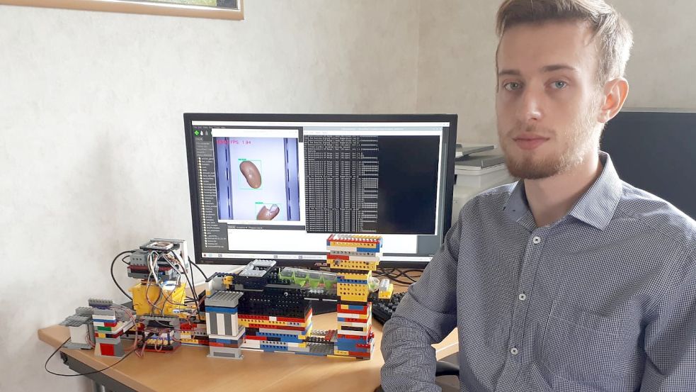 Der Erfinder und sein Werk: Jan Hovenga aus Ihrhove tüftelte bis ins kleinste Detail an seinem Modell. Aus Lego baute er eine Sortiermaschine, die mittels künstlicher Intelligenz Saatgut scannt und sortiert. Archivfoto: Privat