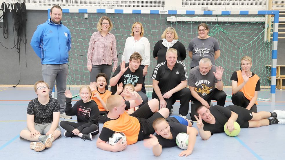 Fußballspielen in der Gruppe, das bietet der Familienentlastende Dienst der Caritas Altenoythe in Zusammenarbeit mit dem STV Barßel an. Den Kindern macht es viel Spaß. Foto: Passmann