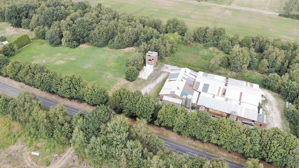 Das Gelände der einstigen Torfkoksfabrik in Klostermoor. Die Schweinemastanlage rechts im Bild wird dort schon seit Jahrzehnten betrieben. Foto: Leuchters/Archiv
