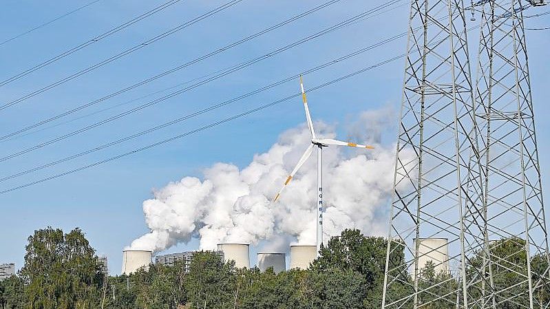 Wasserdampf steigt aus den Kühltürmen eines Braunkohlekraftwerk. Foto: Patrick Pleul/dpa