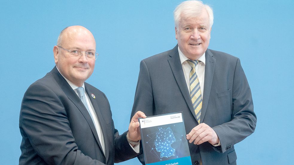 Stellten den Bericht zur Lage der IT-Sicherheit vor: Arne Schönbohm (links), Präsident des Bundesamtes für Sicherheit in der Informationstechnik (BSI), und Innenminister Horst Seehofer (CSU). Foto: Gateau/DPA