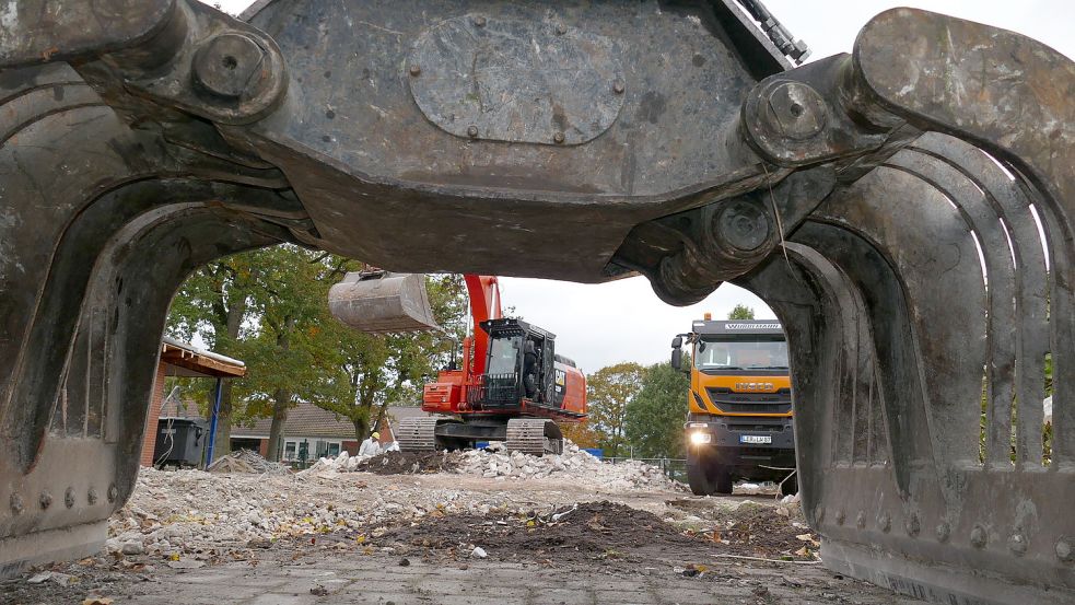 Blick durch den Greifer eines Baggers auf die Abrissarbeiten bei der Grundschule Overledinger Geest in Collinghorst. Bilder: Wieking