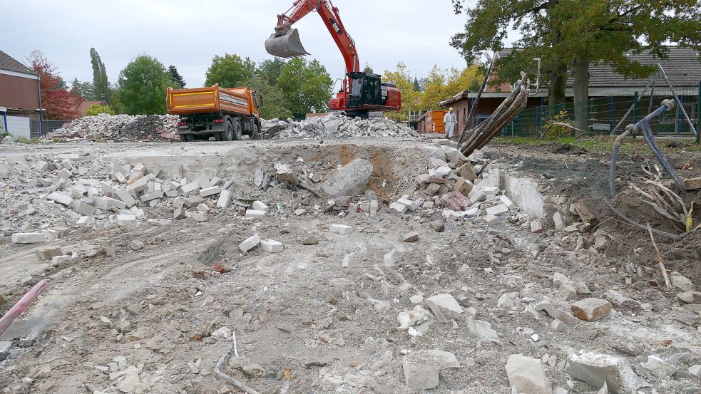 Von dem Mitteltrakt, der bis zu dem Brand das Klassengebäude (links) mit dem Mensagebäude (rechts) verbunden hatte, ist nur noch Schutt übrig. Die Baustelle ist eingezäunt.