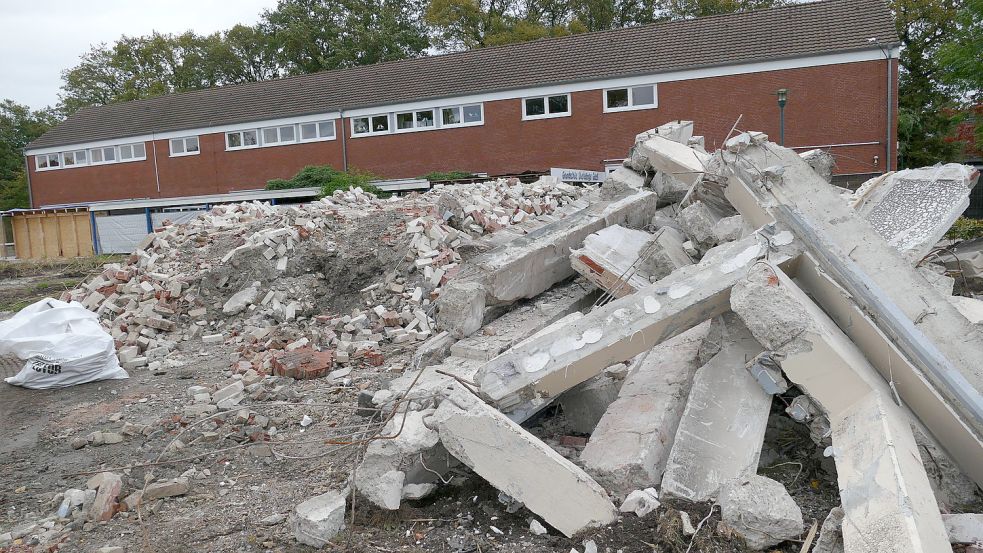 Vor dem Gebäude mit den Klassen der Grundschule Overledinger Geest liegen noch Betonpfeiler und ein Berg aus Steinen.