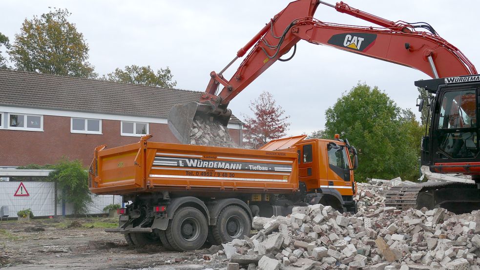 Mitarbeiter der Firma Würdemann rissen das ausgebrannte Gebäude ab. Danach wurde der Schutt weggefahren.