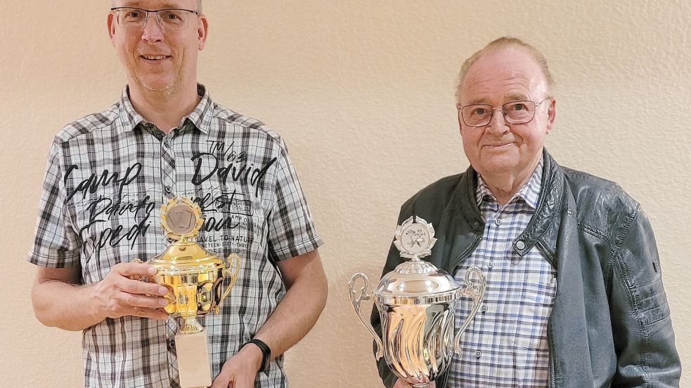 Pokalsieger 2021 des Skatclub Saterland wurde Rainer Lindemann (links) aus Elisabethfehn. Zum Vereinsmeister für das Jahr 2020 wurde Hermann Freymuth (rechts) gekürt. Foto: Hellmann