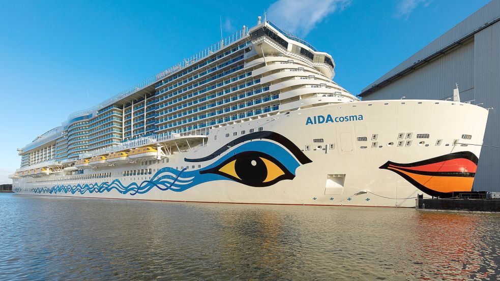 Noch liegt die „Aida Cosma“ an der Meyer-Werft in Papenburg. In der Nacht zu Sonnabend soll sie ihren Weg Richtung Nordsee über die Ems antreten. Foto: Meyer-Werft/Michael Wessels