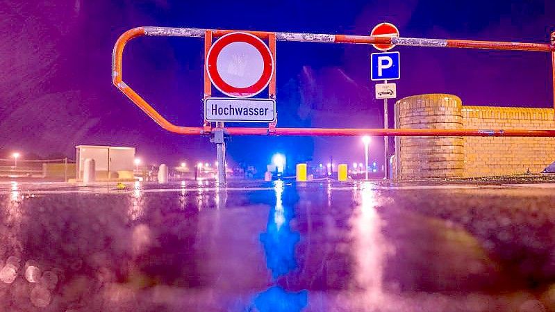 Der Zugang zum Parkplatz am Südstrand in Wilhelmshaven ist wegen des Sturmtiefs "Ignatz" mit Hochwasser-Gefahr für Autos gesperrt. Foto: Mohssen Assanimoghaddam/dpa