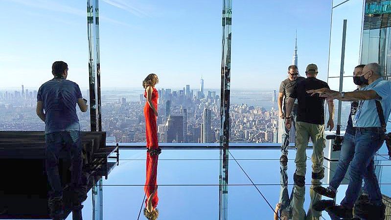 Besucher bei der Eröffnung der neuen Aussichtsplattform „Summit One Vanderbilt“ in Manhattan. Foto: Sonia Moskowitz Gordon/ZUMA Press Wire/dpa