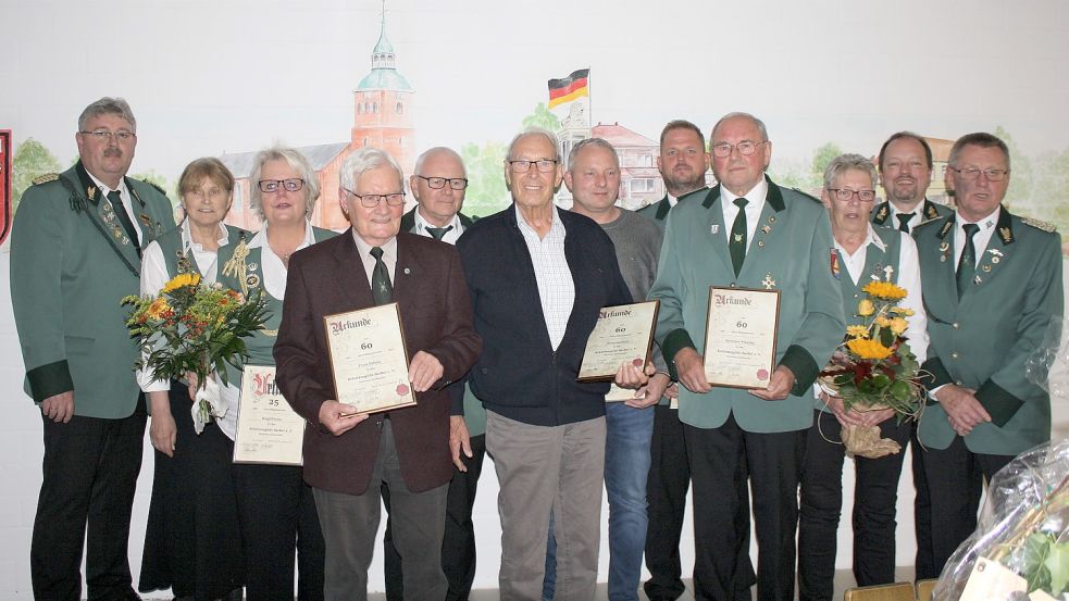 Für ihre langjährige Mitgliedschaft zeichnete der Vorstand der Schützengilde Barßel Mitglieder aus. Das Bild zeigt (von links) Michael Nitschke, Ina Reens, Birgit Plenter, Franz Ebbes, Anton Meinerling, Ernst Weyland, Marco Bergmann, Alexander Lentz, Bernd Pokatzky, Ursel Meinerling, Andreas Bohnern und Clemens Büscherhoff. Foto: Passmann