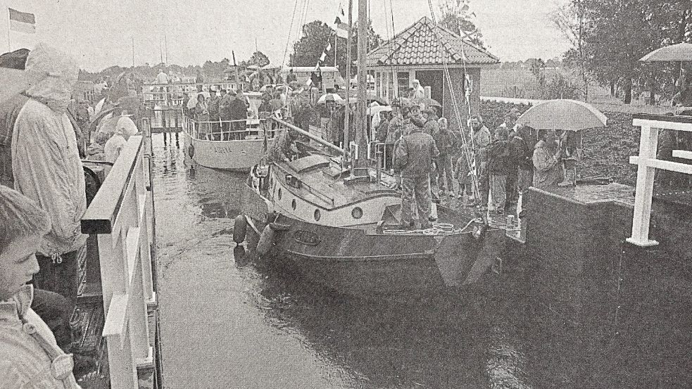 Viel los war bei der ersten Schleusung am 19. Oktober 1991 in Ostrhauderfehn. Die „Liska“ und die „Algena“ waren die ersten Schiffe.