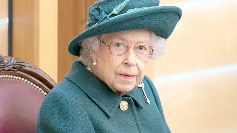 Königin Elizabeth II. sitzt im Plenarsaal des schottischen Parlaments in Edinburgh. (Archivbild). Foto: Jane Barlow/PA Wire/dpa
