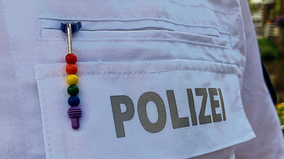 Regenbogenfarbene Perlen ragen aus der Hemdtasche der Polizisten, die Ansprechpartner für Queere sind. Foto: Rumpker