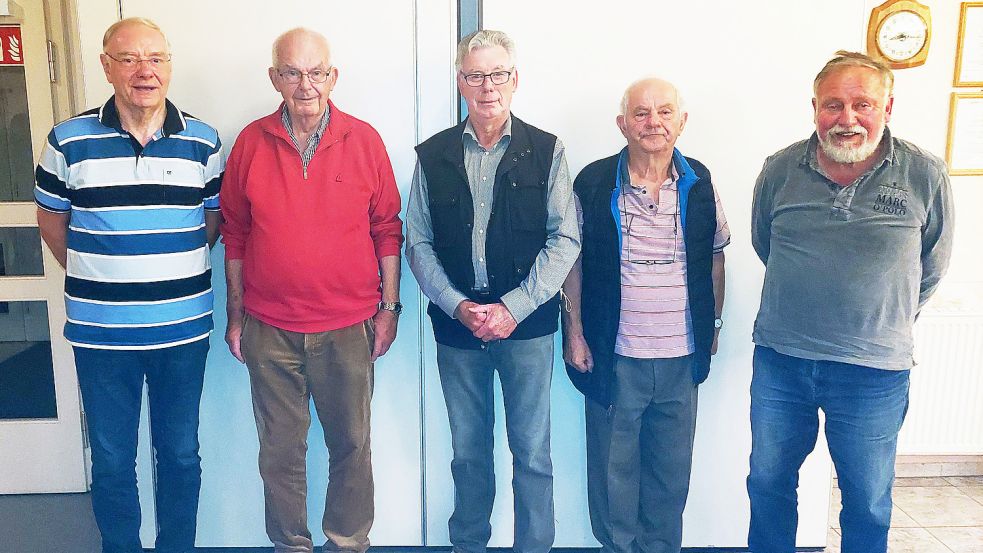 Der Vorstand der Overledinger Jungs (v.l.): Uwe Hellmers (Kassenführer), Ekkehard Wösthoff (Schriftführer), Rolf Knipper (1. Vorsitzender), Heinz Winkler (Stellvertretender Kassenführer) und Harm Diestel (2. Vorsitzender). Foto: Privat