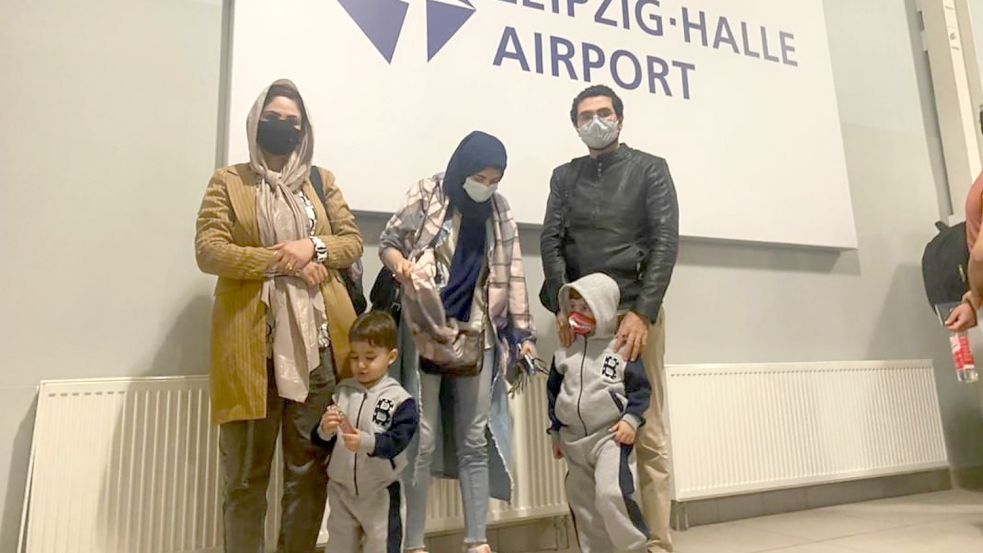 Direkt nach ihrer Ankunft in Deutschland: Said Sayedi (r.) mit einer TdH-Mitarbeiterin (l.) sowie Frau und Kindern des TdH-Länderkoordinators für Afghanistan. Foto: Terre des Hommes
