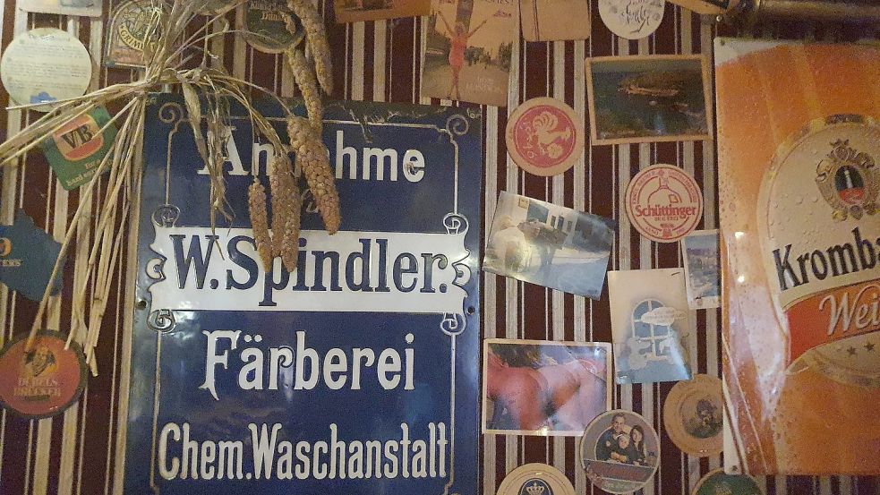 An den Wänden hängen unzählige Bierdeckel aus aller Herren Länder und Postkarten, die Stammgäste aus ihrem Urlaub an die Kneipe geschickt haben. Foto: Gettkowski