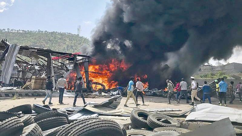 Schwarze Rauchschwaden bilden sich nach einem Luftangriff auf die Hauptstadt der Region Tigray im Norden Äthiopiens. Foto: ---/UGC/AP/dpa