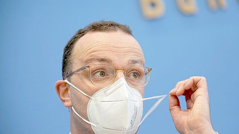 Jens Spahn (CDU), Bundesminister für Gesundheit, nimmt an einer Pressekonferenz zu Grippeimpfung und Corona teil. (Archivbild). Foto: Michael Kappeler/dpa