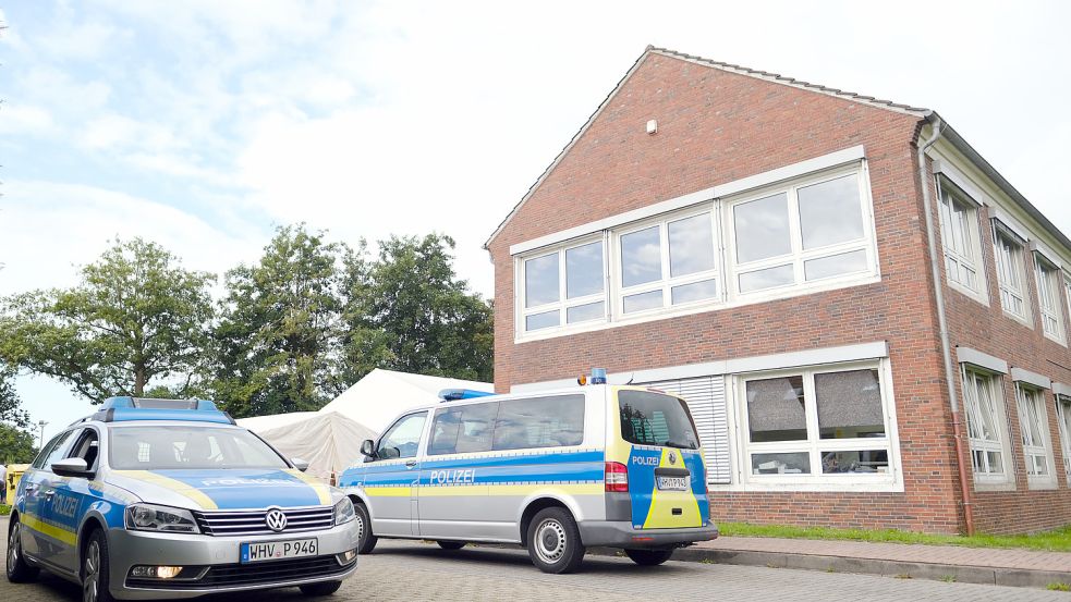 Polizeiwagen stehen vor dem Impfzentrum Friesland – bei einer Durchsuchungsaktion im August. Foto: Hibbeler/dpa