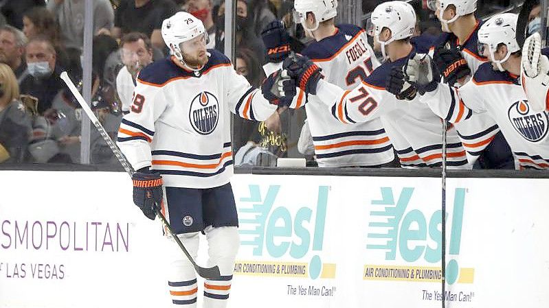 Leon Draisaitl (l) traf doppelt für die Edmonton Oilers. Foto: Steve Marcus/FR171387 AP/dpa