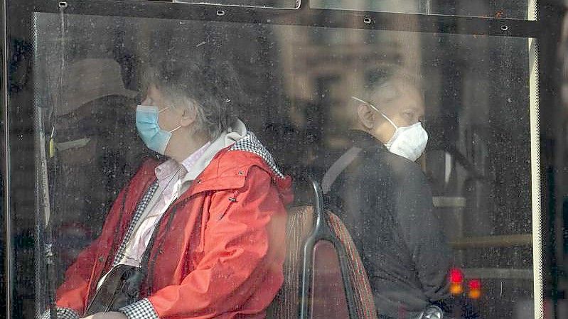 In einem Bus in London tragen Passanten eine Maske. Einen Lockdown soll es nicht mehr geben. Foto: Alberto Pezzali/AP/dpa