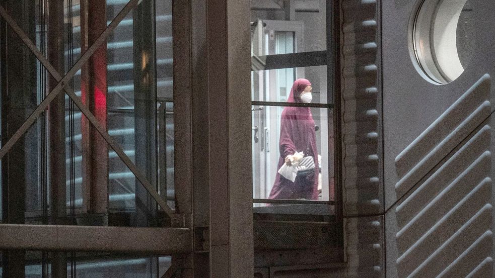 Eine Rückkehrerin aus dem IS-Gebiet am Flughafen Frankfurt. Foto: Boris Roessler/dpa