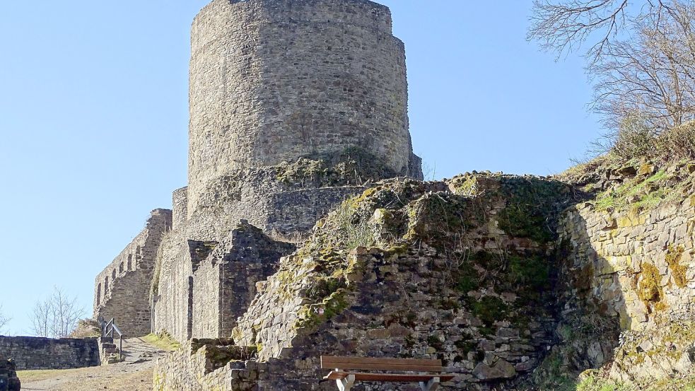 Blick auf die Burgruine Windeck mit dem Bergfried. Hier in der Nähe stürzte ein Niederländer einen Hang hinunter und starb. Foto: imago images/Rech