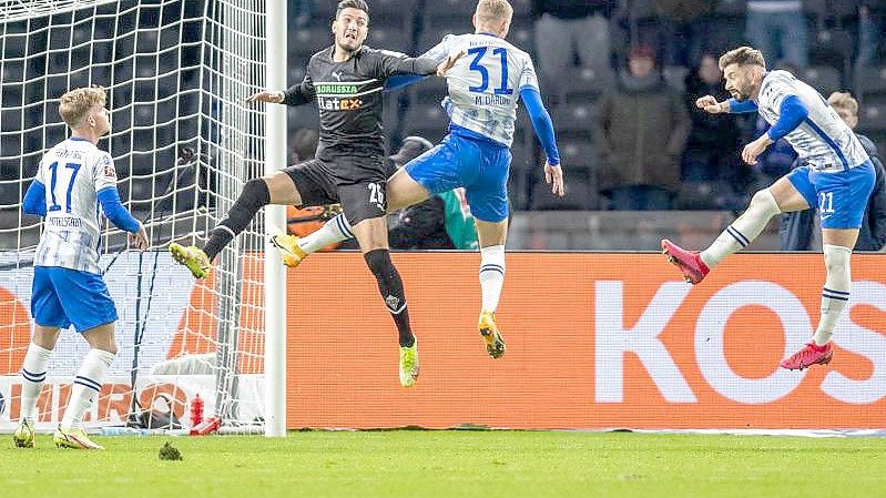 Hertha und Gladbach boten ein intensives, aber chancenarmes Spiel. Foto: Andreas Gora/dpa