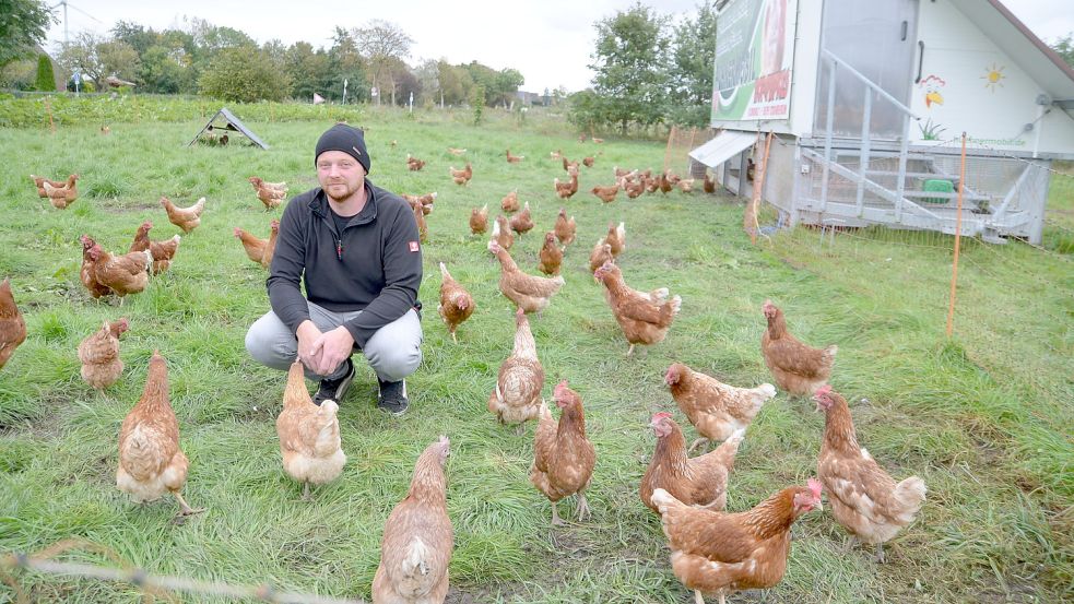 Hier ist Oliver Pupkes an einem seiner Hühnermobile zu sehen. Foto: Hillebrand