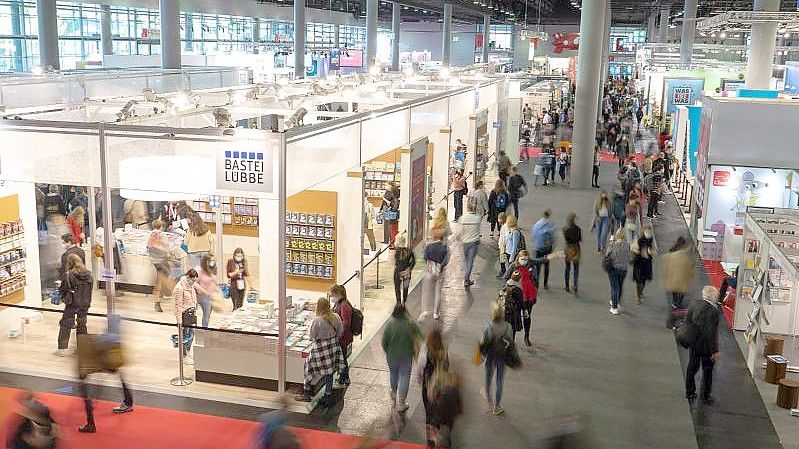 Mehr als 70.000 Besucherinnen und Besucher kamen in diesem Jahr zu Buchmesse nach Frankfurt am Main. Foto: Sebastian Gollnow/dpa