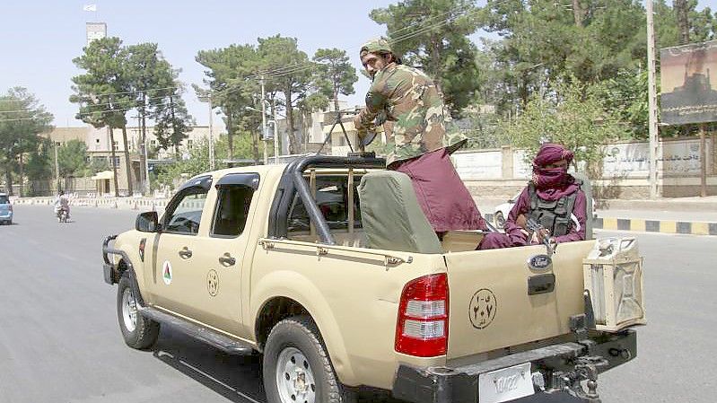 Taliban-Kämpfer patrouillieren in der Stadt Herat. Foto: Hamed Sarfarazi/AP/dpa/Archiv