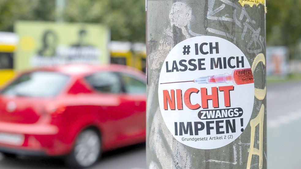 „Ich lasse mich nicht impfen“: Ein Sticker von Impfgegnern klebt an einem Ampelmast in Berlin. Foto: Imago Images