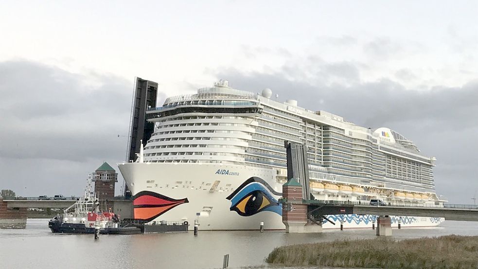 Die „Aida Cosma“ hat die Jann-Berghaus-Brücke in Leer passiert – früher als geplant. Foto: Lohmann