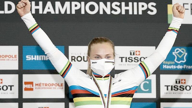 Holte dreimal Gold bei der Bahnrad-WM in Roubaix: Lea Sophie Friedrich. Foto: Thibault Camus/AP/dpa