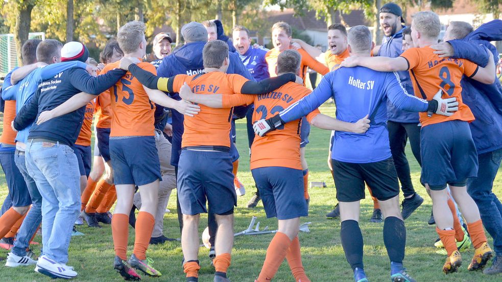 Der 3:2-Sieg über die U23-Auswahl von TuRa 07 Westrhauderfehn wurde von den Holter Spielern ausgiebig gefeiert.„Spitzenreiter, Spitzenreiter“ schallte es mehrfach über den Platz. Foto: Weers
