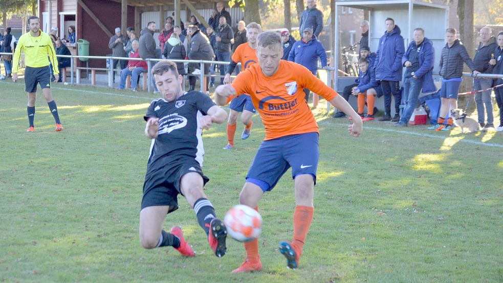TuRas Tom Oltmann (links) versucht Holtes Dominik Volkeri am Flanken zu hindern. Foto: Weers