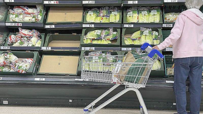 Teilweise leere Regalen in einem Supermarkt,in London. Corona und Brexit haben die Lieferketten auf den Kopf gestellt. Foto: Frank Augstein/AP/dpa