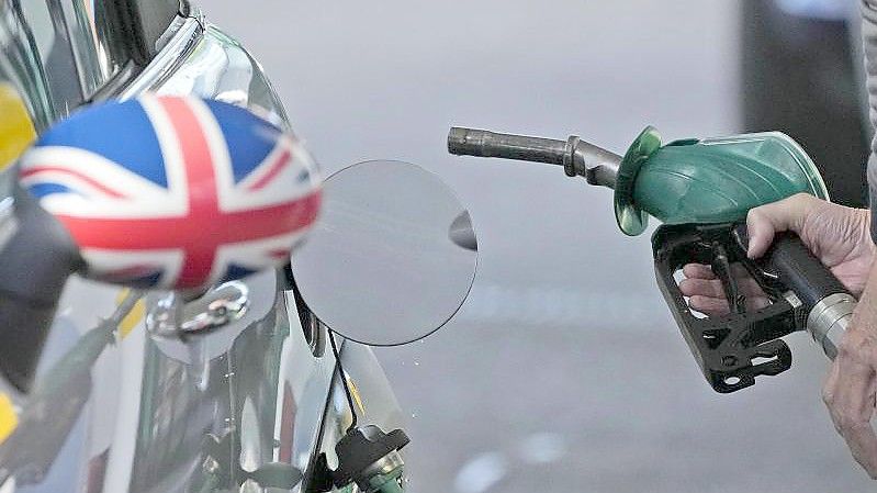 Tanken wird immer teurer - auch in Großbritannien. Foto: Frank Augstein/AP/dpa