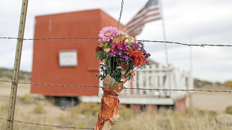 In Gedenken an die verstorbene Kamerafrau: Ein Blumenstrauß vor der Bonanza Creek Film Ranch. Foto: Andres Leighton/AP/dpa
