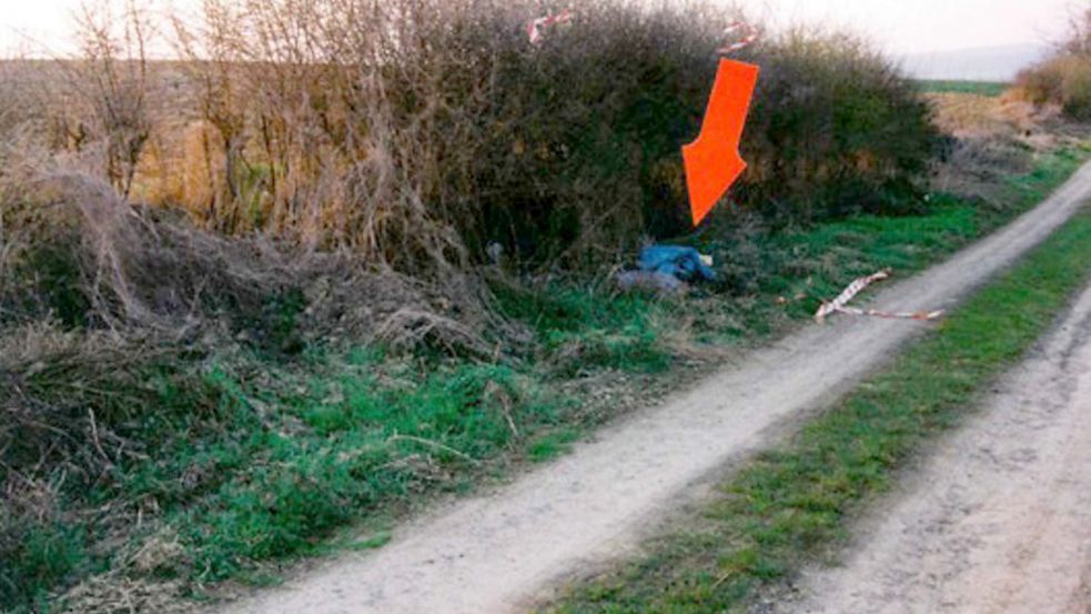 Fundort des blauen Müllsacks mit dem Leichnam des neugeborenen Mädchens an einem Feldweg Foto: Polizei Hessen/Staatsanwaltschaft Hessen