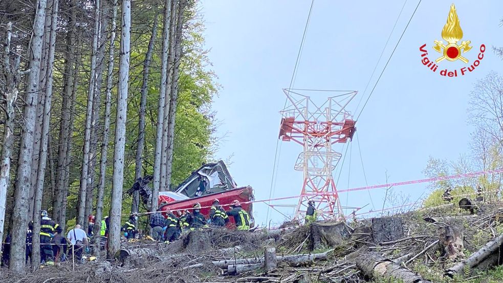 Die Aufnahme der Feuerwehr zeigt Einsatzkräfte an einer abgestürzten Gondel, die in einem Waldstück liegt. Foto: Vigili del Fuoco