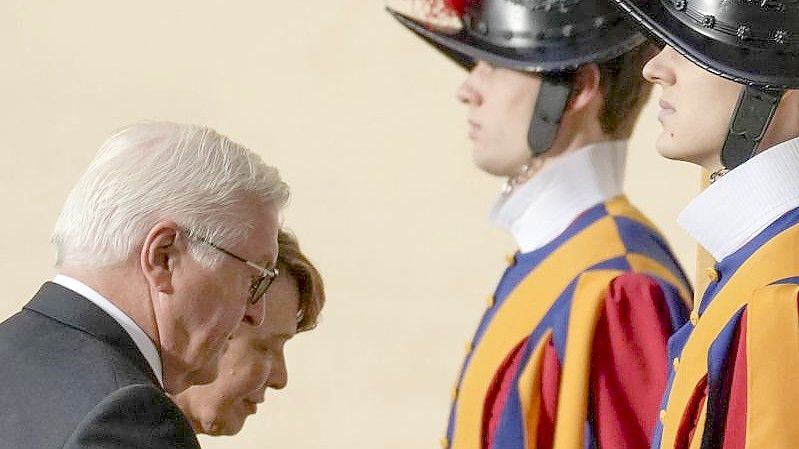 Bundespräsident Frank-Walter Steinmeier (l.) und seine Frau Elke Büdenbender treffen im Vatikan ein. Foto: Andrew Medichini/AP/dpa