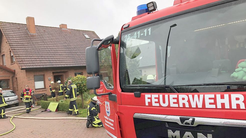 Drei Feuerwehren waren am Montagnachmittag bei einem Brand in Steenfelde im Einsatz. Foto: Radtke