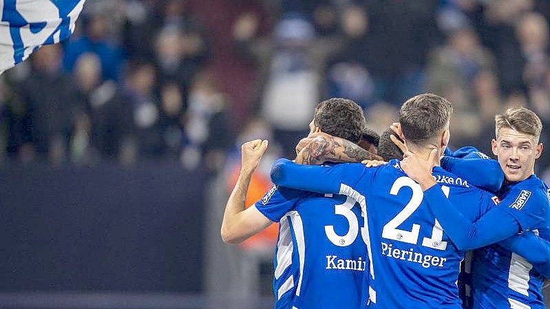 Der FC Schalke 04 trifft im DFB-Pokal auf 1860 München. Foto: David Inderlied/dpa