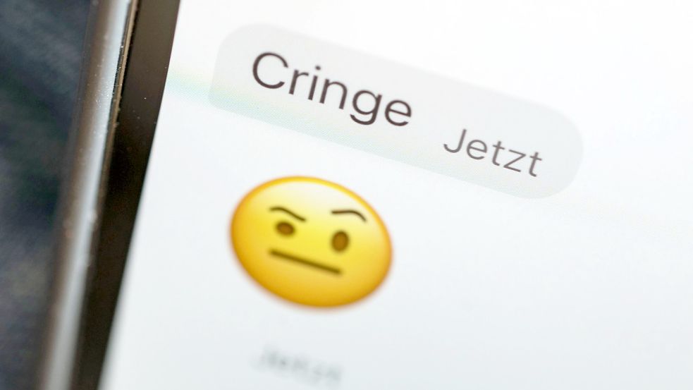 Voll peinlich: Das Wort Cringe ist auf dem Display eines Mobiltelefons zu sehen. Foto: Marijan Murat/dpa