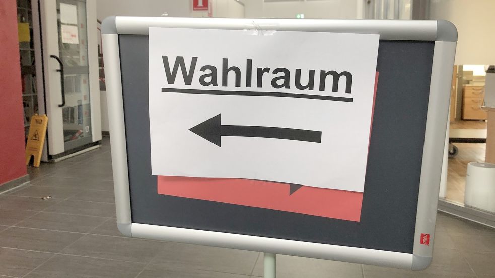 Im Ihrhover Rathaus waren für die Wähler Wegweiser aufgestellt worden. Foto: Ammermann