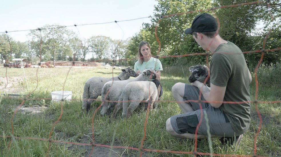 Firmengründerin des Bioboten Lisa Lubas im Gespräch mit Daniel Caspers vom Johannshof in Großefehn. Foto: Biobote