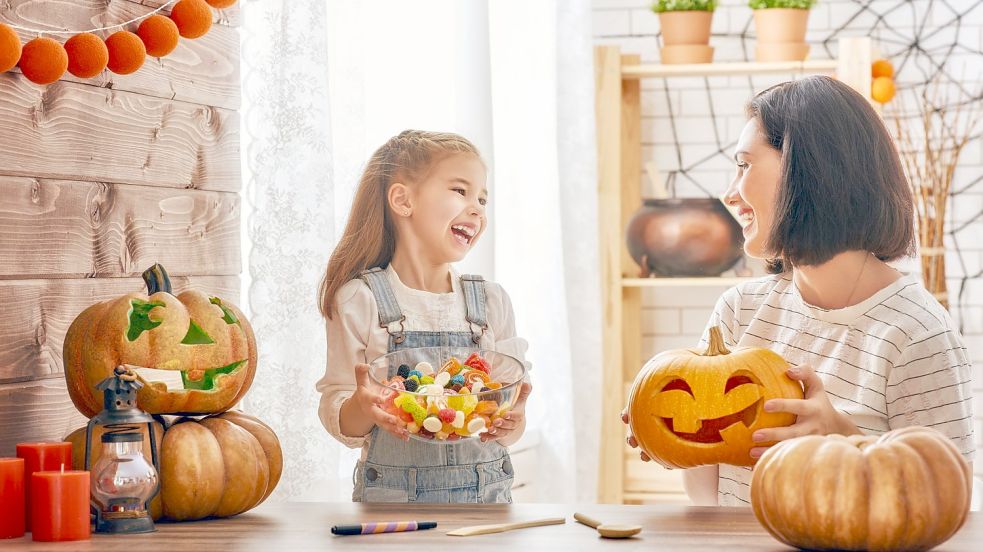 Auch ohne „Süßes oder Saures“ können Familien ein schaurig schönes Halloween feiern. Foto: imago images/Choreograph